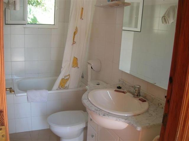 Pension Las Tres Golondrinas Es Figueral Room photo